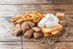 assortiment van ontbijtgranen banketbakkerij, heemst drogen koekjes Aan houten achtergrond. foto