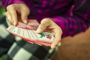 mensen tellen bankbiljetten, Nicaraguaanse 500 cordobas bankbiljetten foto