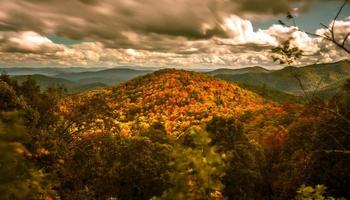 blauwe bergkam en rokerige bergen die in de herfst van kleur veranderen foto