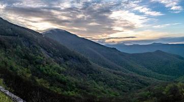 blue ridge mountains in de buurt van mount mitchell en ruige tuinen foto