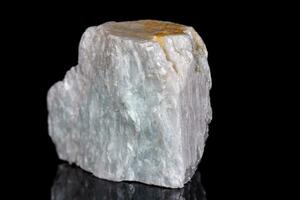 macro mineraal steen talk Aan zwart achtergrond foto