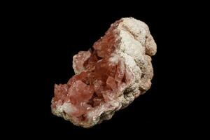 macro mineraal steen roze amethist Aan een zwart achtergrond foto