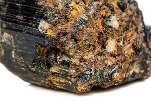 macro mineraal steen sherle, schorl, zwart toermalijn Aan wit achtergrond foto