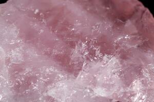 macro mineraal steen roze kwarts Aan zwart achtergrond foto