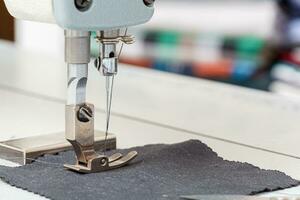 naaien machine naald- met draad en kleding stof foto