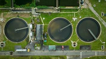 verspilling water behandeling station in avond zon, horsham, uk foto