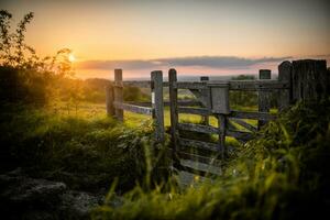 poort in een houten hek Aan een voetpad richting veld- Aan een hoog heuvel dichtbij naar helder, oosten- sussex, uk foto