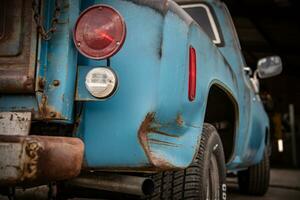 roestig ijzer slot Aan houten geel achterzijde poort van vrachtauto foto