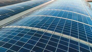 groot zonne- panelen Aan daken van industrieel eenheden en magazijnen foto