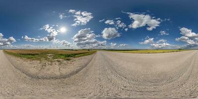 360 hdri panorama Aan wit zand grind weg met wolken Aan blauw lucht in equirectangular bolvormig naadloos projectie, hemelkoepel vervanging in dar panorama's, spel ontwikkeling lucht koepel of vr inhoud foto