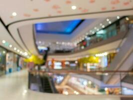 wazig binnen boodschappen doen winkelcentrum met bokeh licht foto