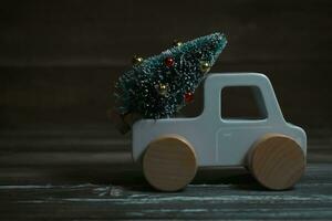 hout speelgoed- auto met Kerstmis boom foto