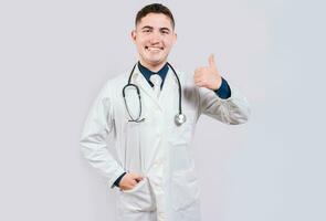 gelukkig dokter geven duim omhoog geïsoleerd. knap dokter met duim omhoog glimlachen geïsoleerd. Latijns dokter met duimen omhoog gebaar foto