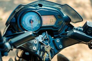 dichtbij omhoog van motorfiets dashboard, visie van modern motorfiets controle paneel, detailopname van snelheid meter van een motorfiets foto
