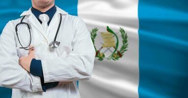 dokter met stethoscoop Aan Guatemala vlag. dokter armen gekruiste met stethoscoop Aan Guatemala vlag, Guatemala nationaal Gezondheid concept foto