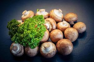 rauwe verse bruine champignons foto
