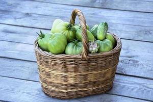 groenten in de mand. een rieten mand met tomaten foto