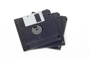 stapel zwarte diskettes geïsoleerd op een witte achtergrond