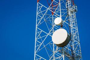 close-up van een telecommunicatietoren met blauwe heldere hemel