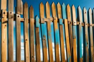 een houten hek met blauw lucht in de achtergrond. ai-gegenereerd foto