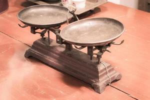 vintage weegschaal op houten tafel
