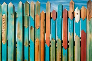 een kleurrijk houten hek met veel verschillend gekleurde stukken. ai-gegenereerd foto