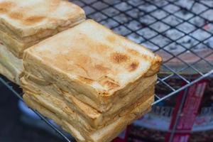 close-up gegrild brood toast op Thaise traditionele kachel.
