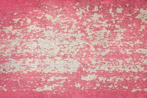 schilferende rode verf op vervaagde houten achtergrond. foto