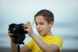 tiener- jongen nemen afbeeldingen met digitaal camera foto