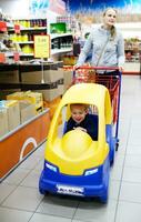 kind vriendelijk supermarkt boodschappen doen foto