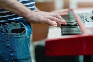 keyboardspeler detail van een popgroep tijdens een show foto