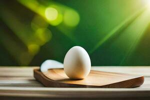een ei Aan een houten snijdend bord met een groen achtergrond. ai-gegenereerd foto