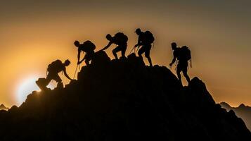 mensen gaan hiking, silhouet van groep van mensen aan het doen wandelen foto