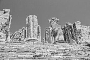 oud ruïnes van de oude tempel van Apollo in didim, kalkoen Aan een heet zomer dag foto