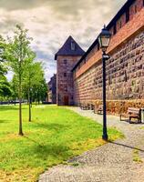 muur en toren van de verrijking in oud dorp, Neurenberg, Duitsland foto