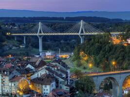 visie van poya en Zaehringen brug, fribourg, Zwitserland, hdr foto