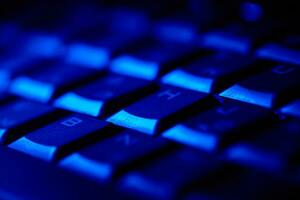 computer toetsenbord in blauw licht. foto