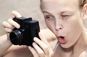 vrouw fotograaf trekken een komisch gezicht foto