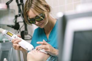 vrouw hebben een laser huid behandeling foto