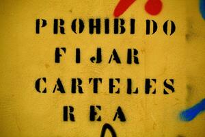 Spaans tekst verbiedend de posten van mededelingen foto
