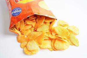 Bangkok, Thailand - mei 15, 2022 aardappel chips in Open tas, heerlijk bbq kruiderij pittig voor crips, dun plak diep gebakken tussendoortje snel voedsel. foto