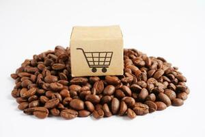 winkelwagentje op koffiebonen, online winkelen voor export of import. foto