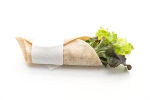 wrap salade roll op witte achtergrond foto