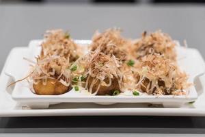 takoyaki op witte plaat - Japans eten foto