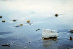 plastic mok Aan strand. foto