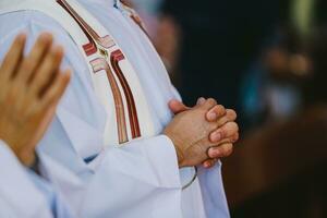 handen van de priester gedurende de viering van de heilig gemeenschap. foto