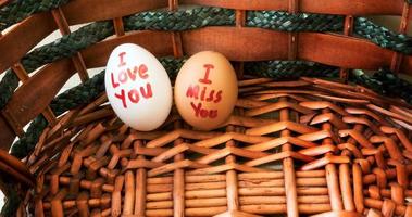 ik hou van je en ik mis je schrijft op eieren foto