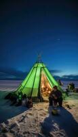 arctisch nacht verlichte door geel aurora's en sneeuw deken ai gegenereerd foto