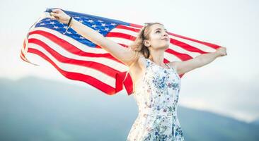 jong gelukkig Amerikaans vrouw Holding Verenigde Staten van Amerika vlag foto