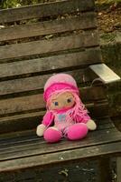 roze pop Aan een bank foto
